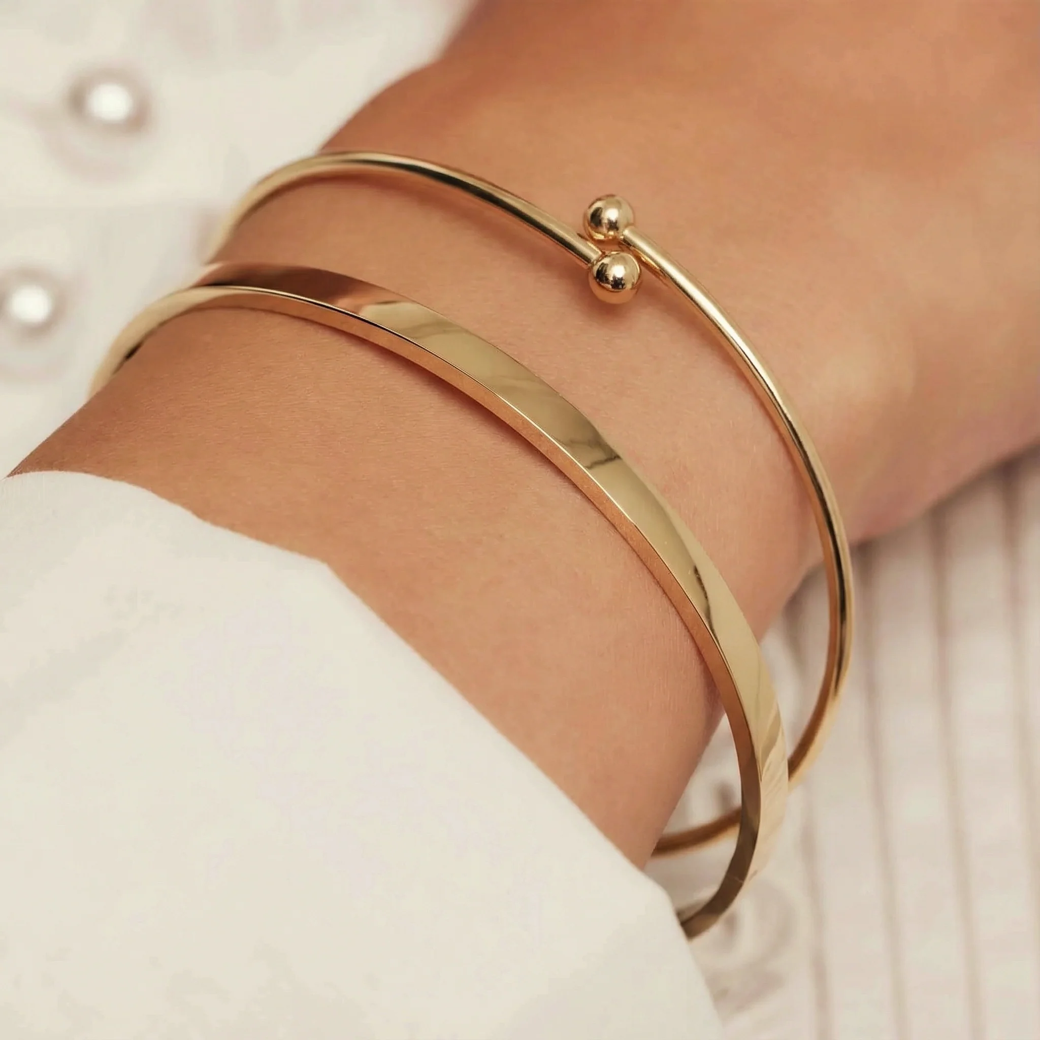 Cadeau d'Isabel 14 karat gold bracelet bangle and hoop earrings set - Image 4