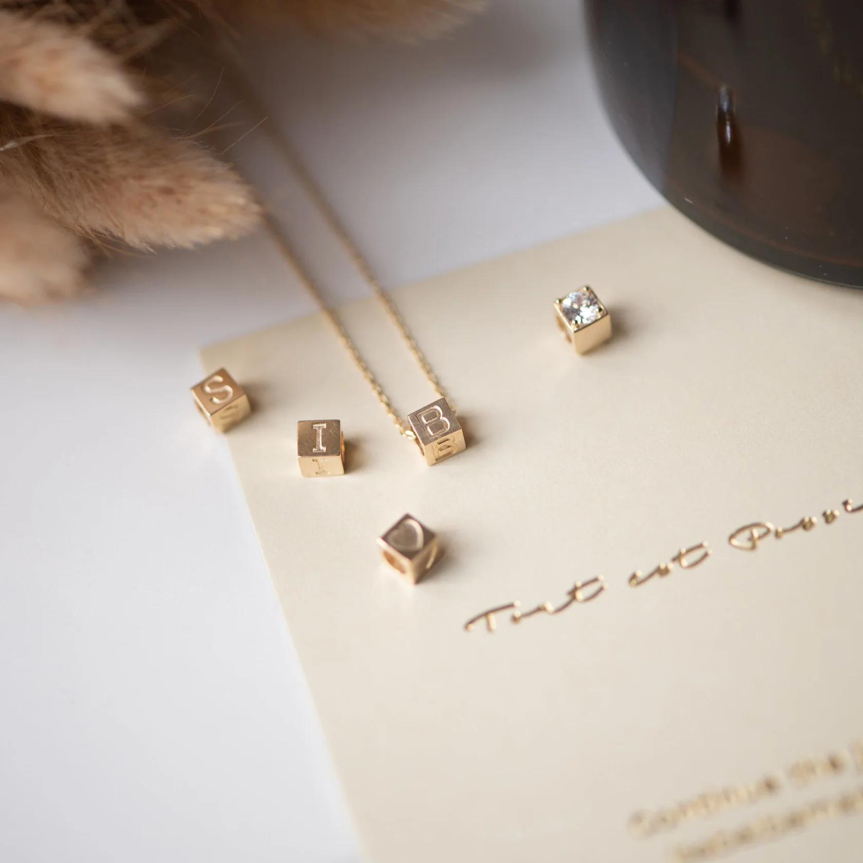 Cadeau d'Isabel 14 karat gold necklace and cube initial charm - Image 5