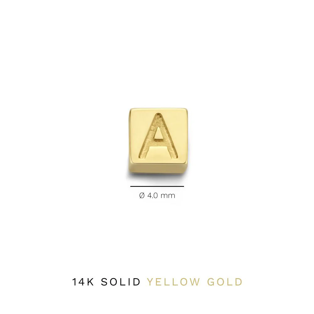 Cadeau d'Isabel 14 karat gold necklace and cube initial charm - Image 11
