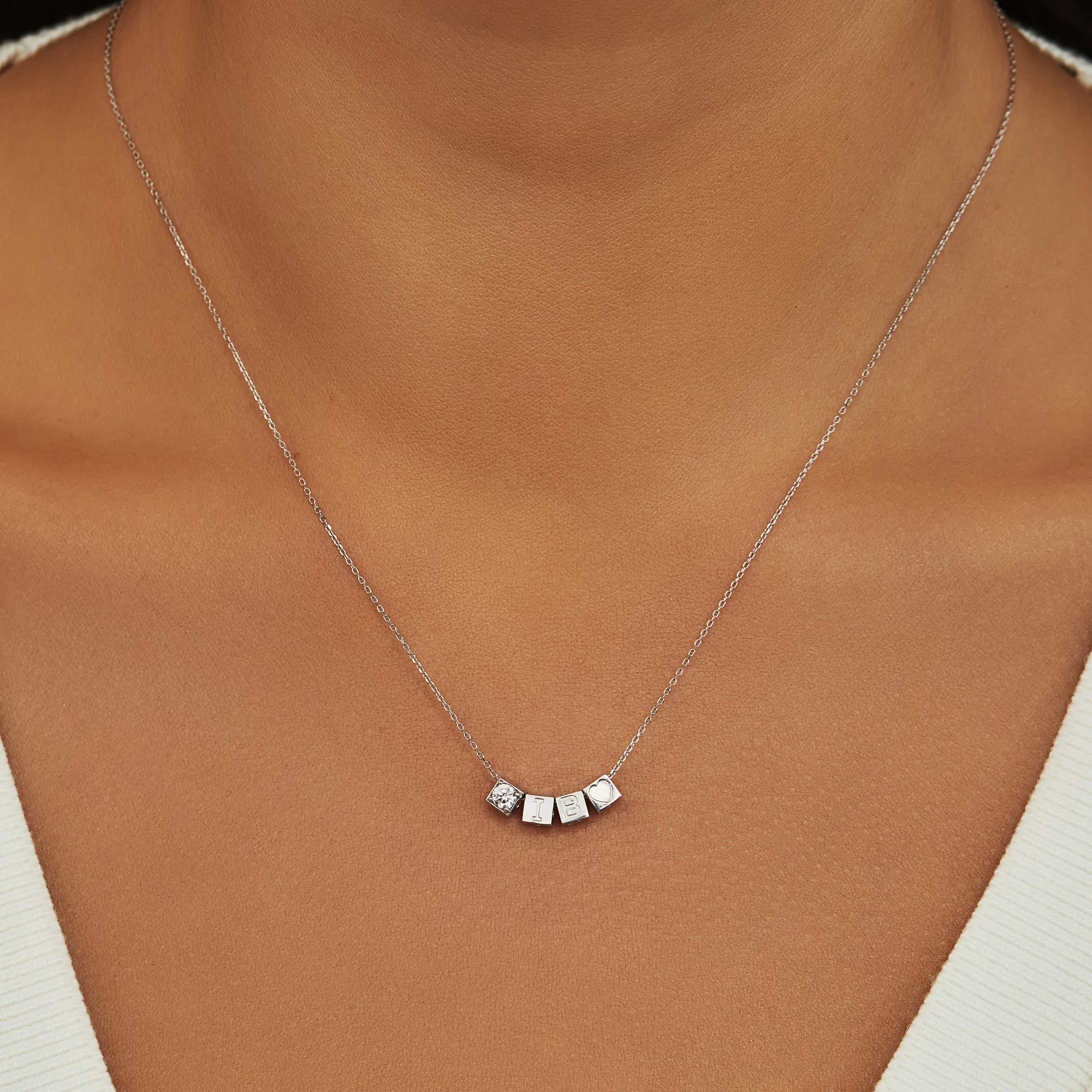 Cadeau d'Isabel 14 karat white gold necklace cube charm with zirconia - Image 3