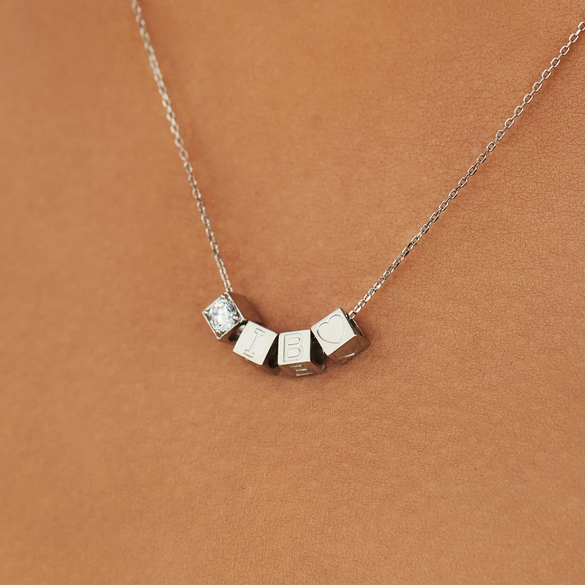 Cadeau d'Isabel 14 karat white gold necklace cube charm with zirconia - Image 4