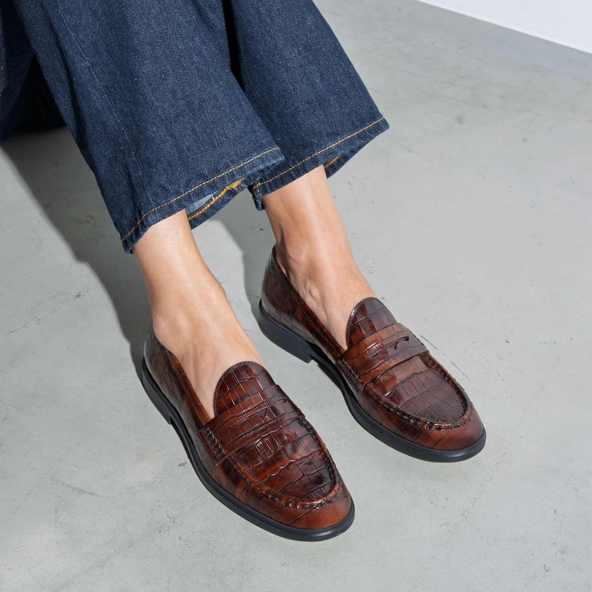 Vendôme Blandine croco brown calfskin leather loafers - Image 2